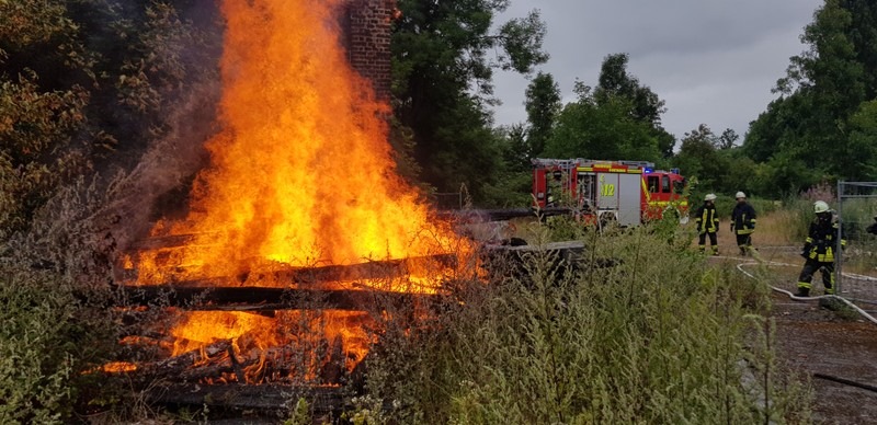 FW-DO: Brand eines 10m² großen Holzstapels an bekanntem Einsatzobjekt