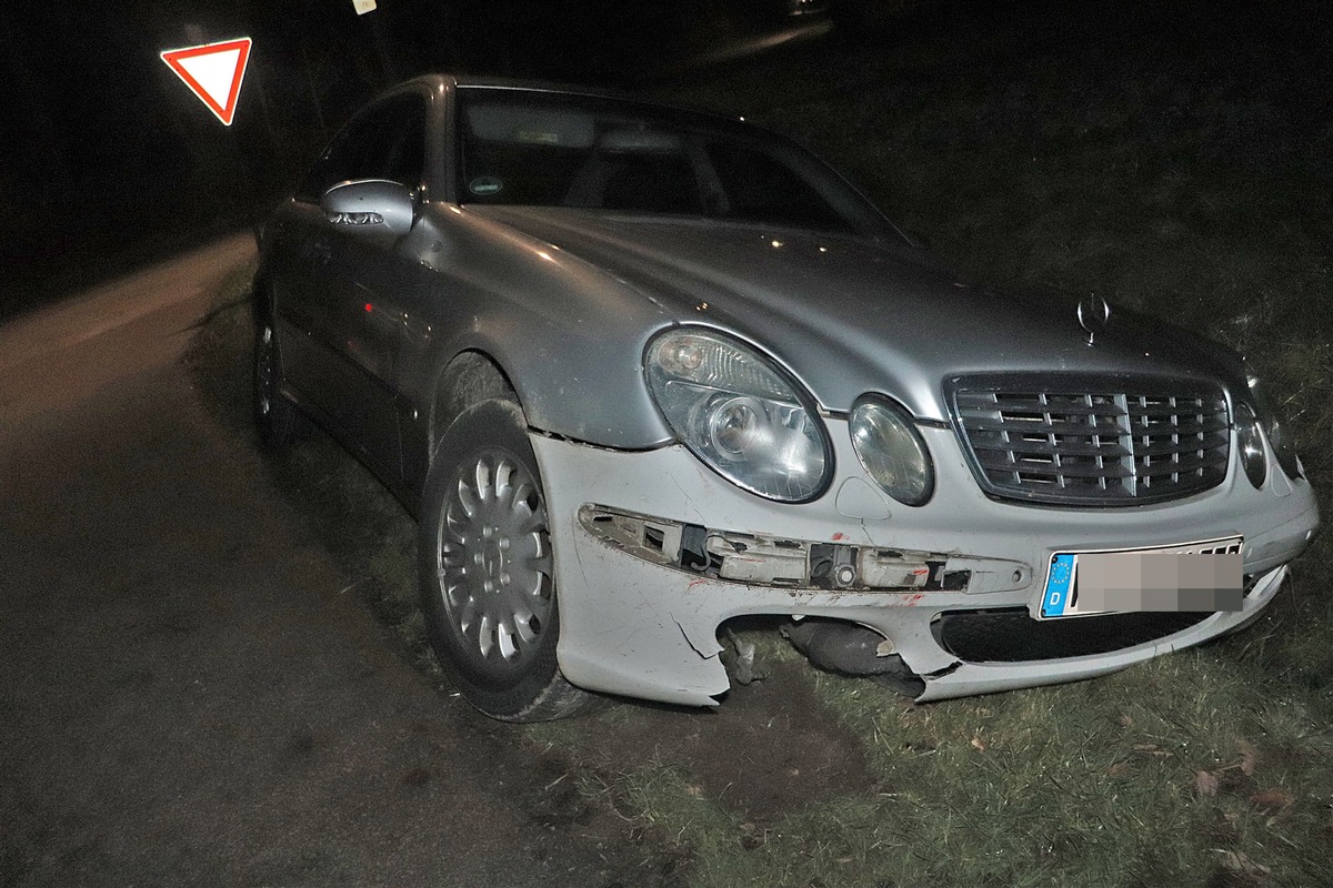 POL-HX: Alkohol-Fahrt ohne Führerschein endet im Straßengraben