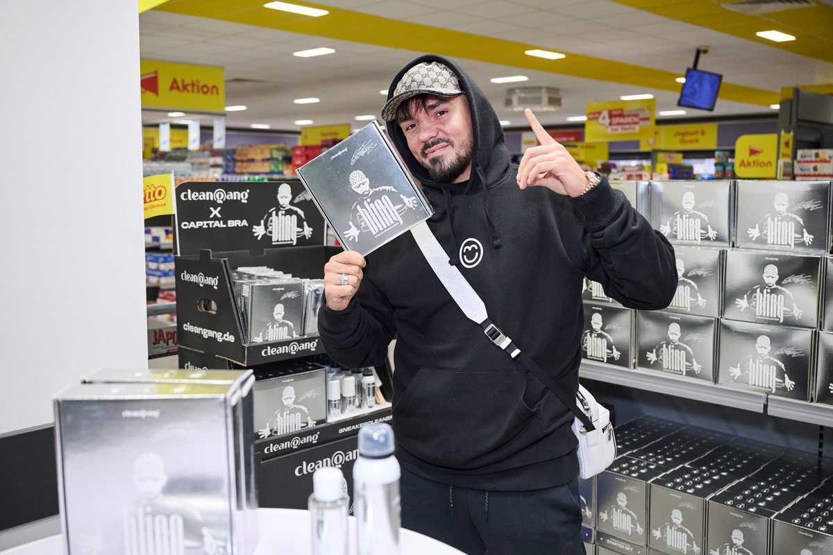 3, 2, 1, Bra: Rapper Capital Bra mit Sneaker-Cleaner-Sortiment in Netto-Filiale in Berlin