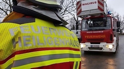 FW-Heiligenhaus: Küchenbrand in Mehrfamilienhaus