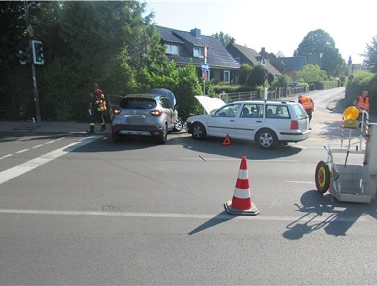 POL-ME: Zwei Verletzte bei Abbiegeunfall - Mettmann - 2208079