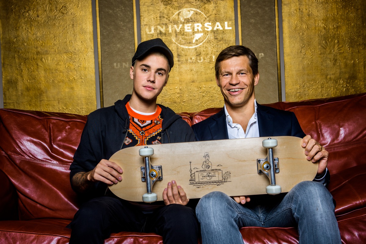 Großes Staraufgebot bei UNIVERSAL Inside 2015 / Justin Bieber und Bryan Adams performen spontan gemeinsam &quot;Baby&quot;