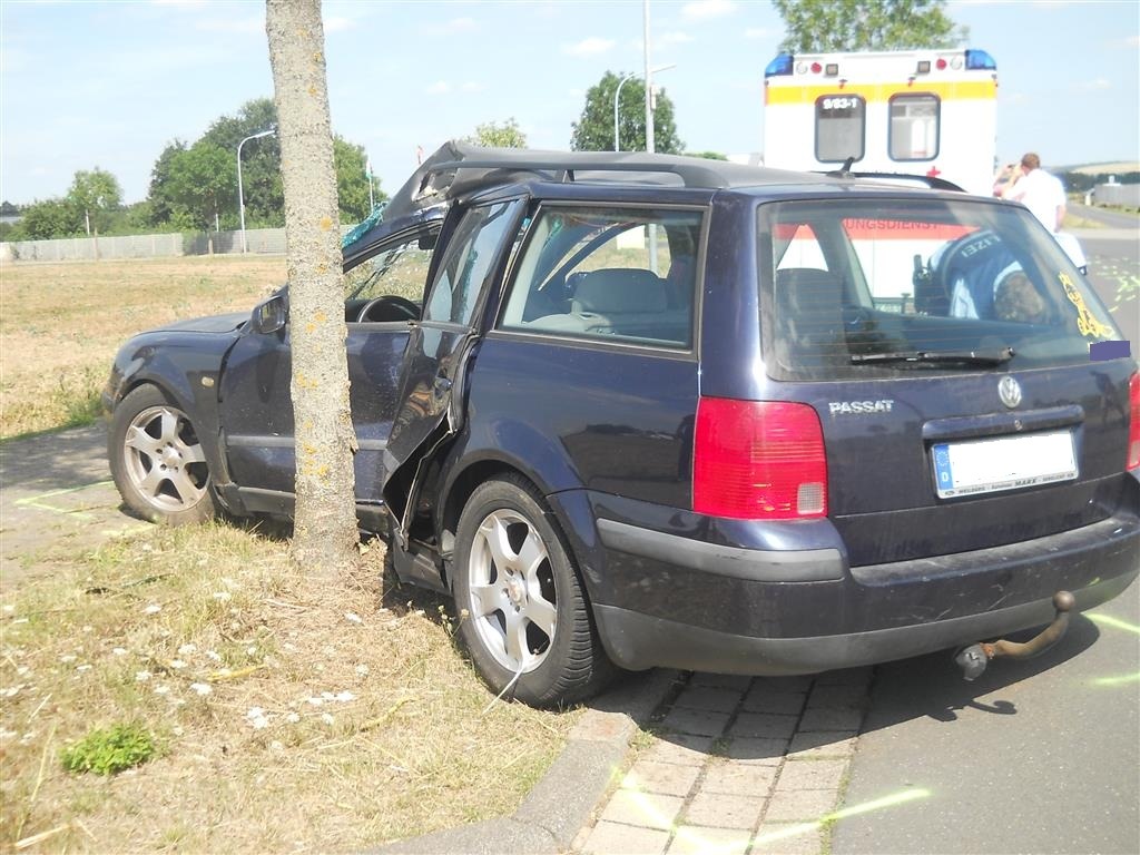 POL-PDMY: Pkw schleudert gegen Baum - Fahrer wird ins Krankenhaus eingeliefert,
Mittwoch, 05.08.2015, 14:40 Uhr