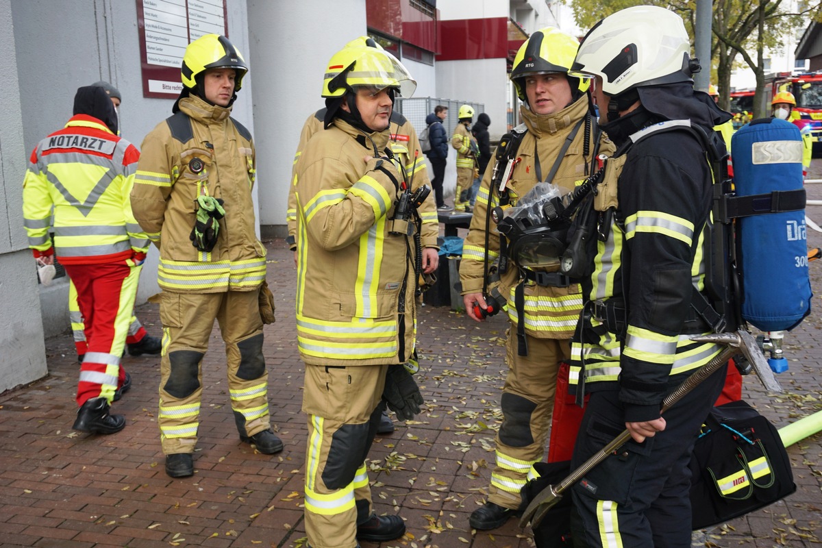 FW Ratingen: Rauch dringt aus Wohnung - Brand in Ratinger Hochhaus