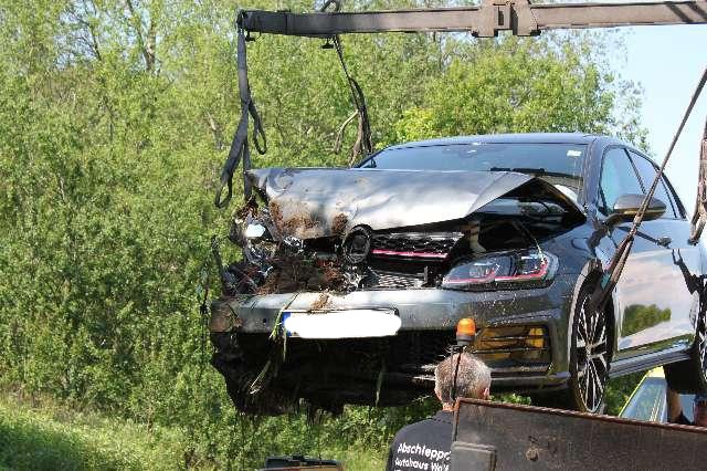 POL-WOB: Von Fahrbahn abgekommen - Totalschaden