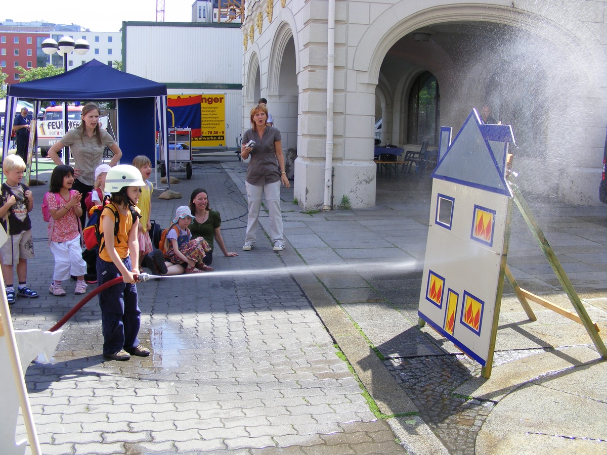 Jugendfeuerwehr begeistert die Leipziger Innenstadt /  Feuerwehr-Aktionsmeile wird um Aktionen der Jugendfeuerwehr ergänzt