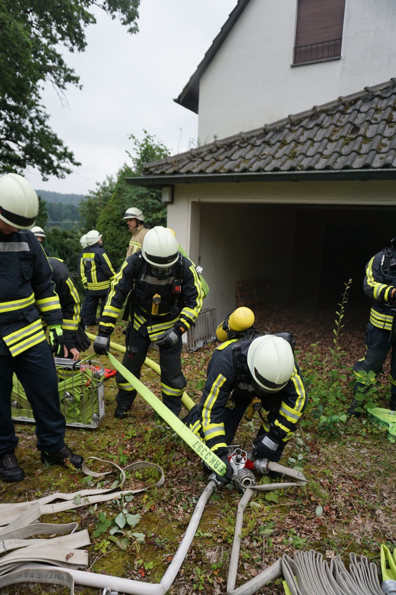 FW-EN: Brand im Wohnhaus - Feuerwehr Hattingen rettet vier Personen im Rahmen einer Einsatzübung