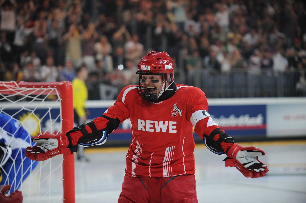 FC Bayern München, Borussia Mönchengladbach, Schalke 04, Hamburger SV, Werder Bremen, 1. FC Köln und FC St. Pauli spielen um den &quot;Deutschen Eisfußball Pokal 2015&quot; auf ProSieben