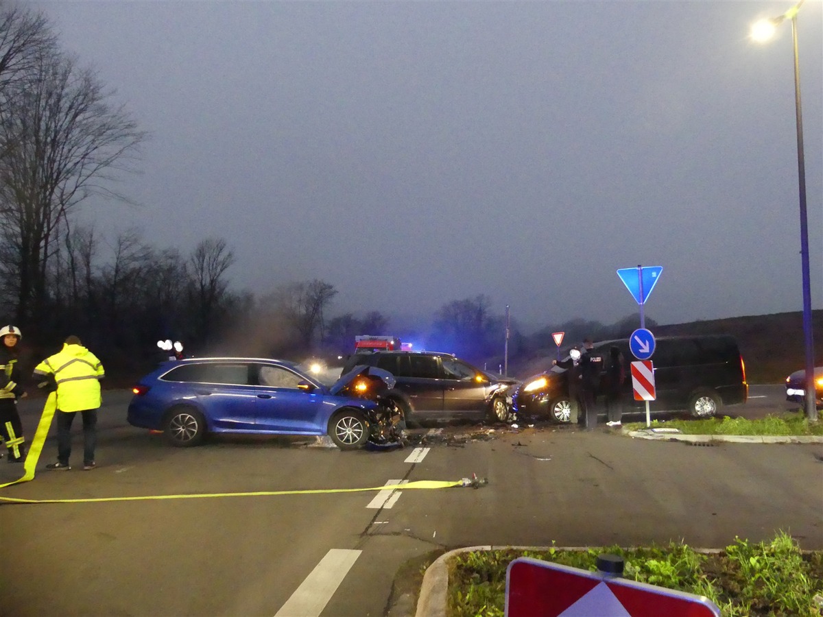 POL-GM: Hoher Sachschaden und Verletzte nach Verkehrsunfall mit drei Fahrzeugen