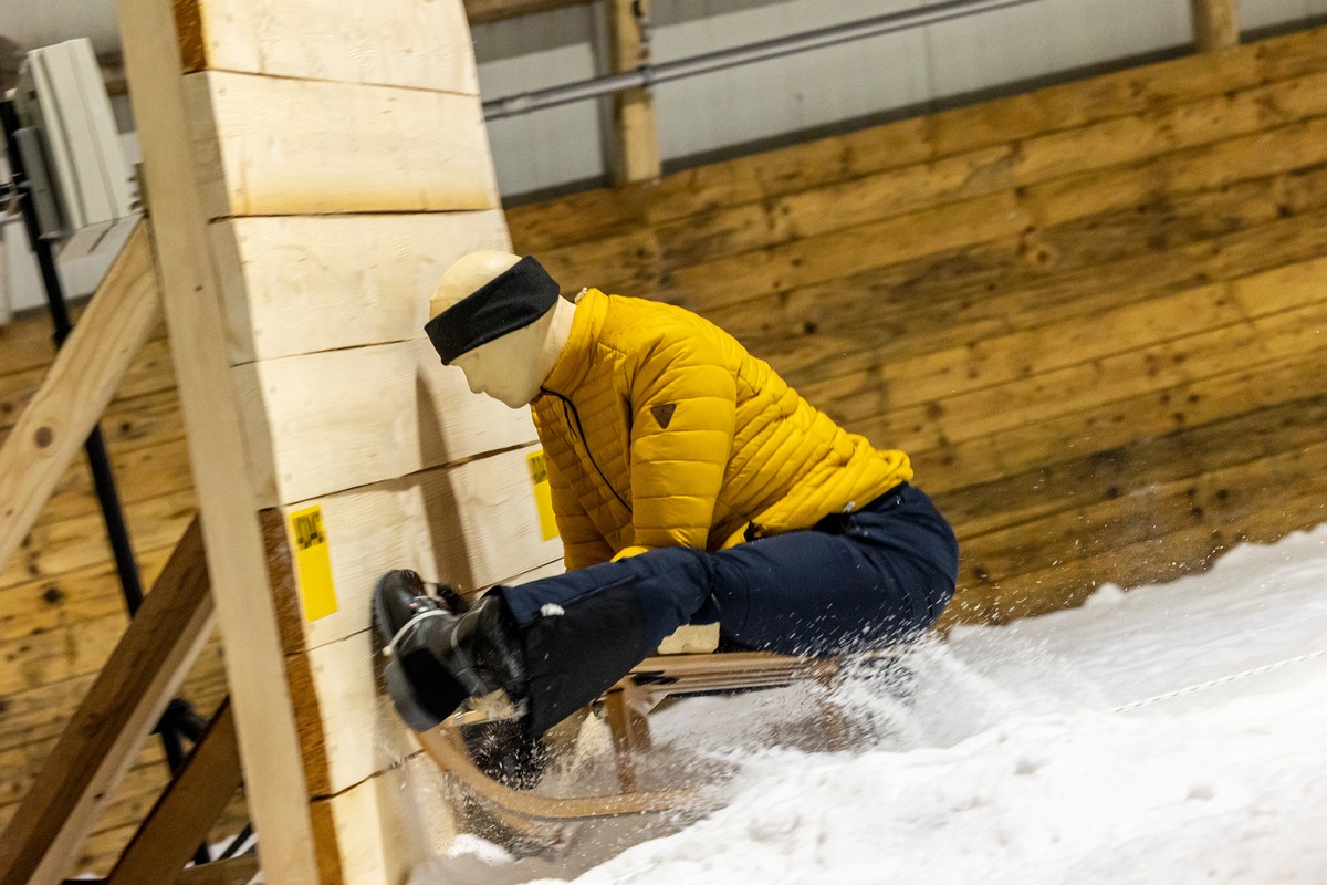 ADAC-Crashtest: Sicherheitsrisiko Schlittenunfall / Skihelm reduziert Wahrscheinlichkeit einer schweren Kopfverletzung um 80 Prozent