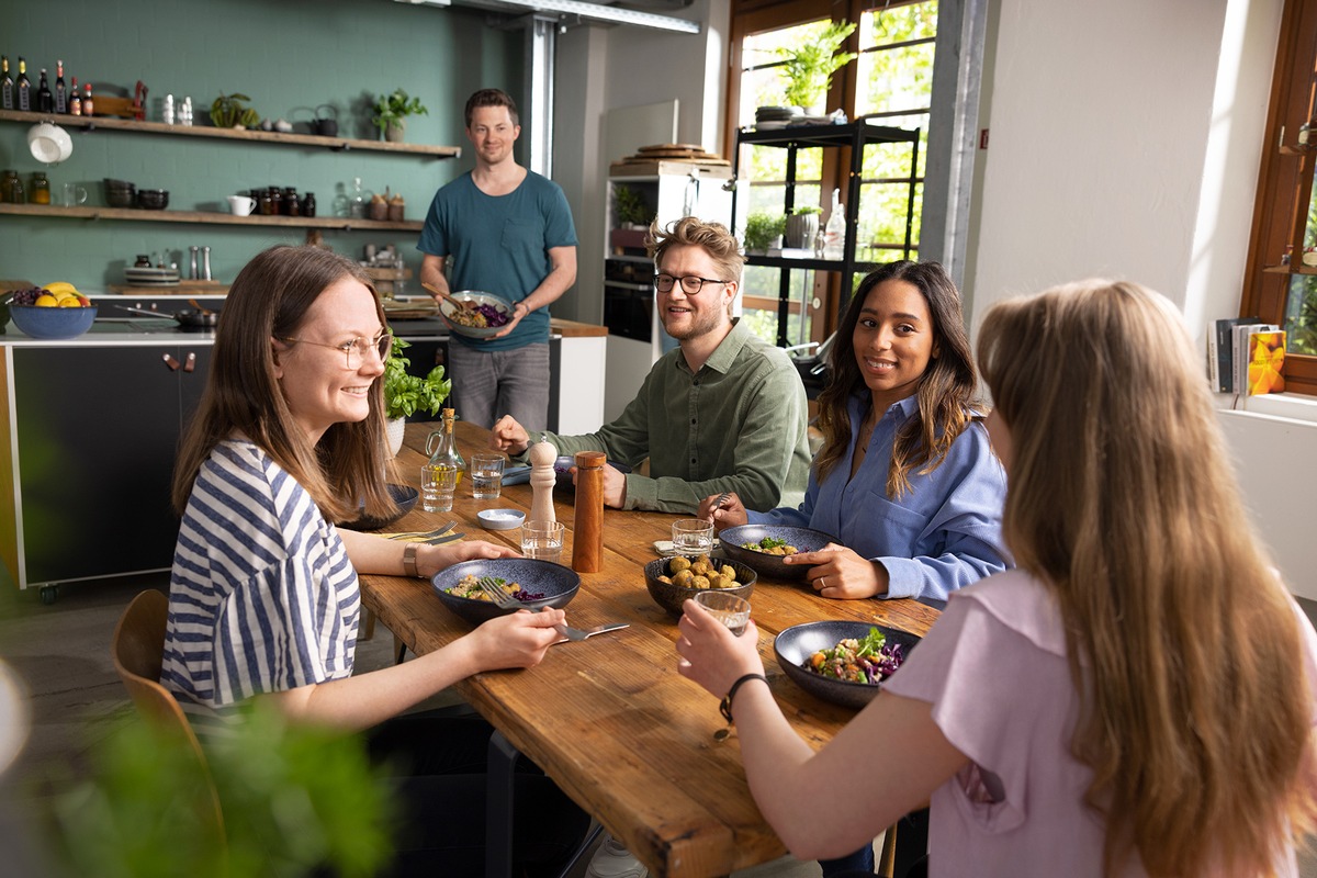 Im Land der Schnellesser: Die Deutschen mögen es sättigend und lecker - und das in maximal 30 Minuten / Repräsentative Bevölkerungsumfrage zum Thema Mittagspause