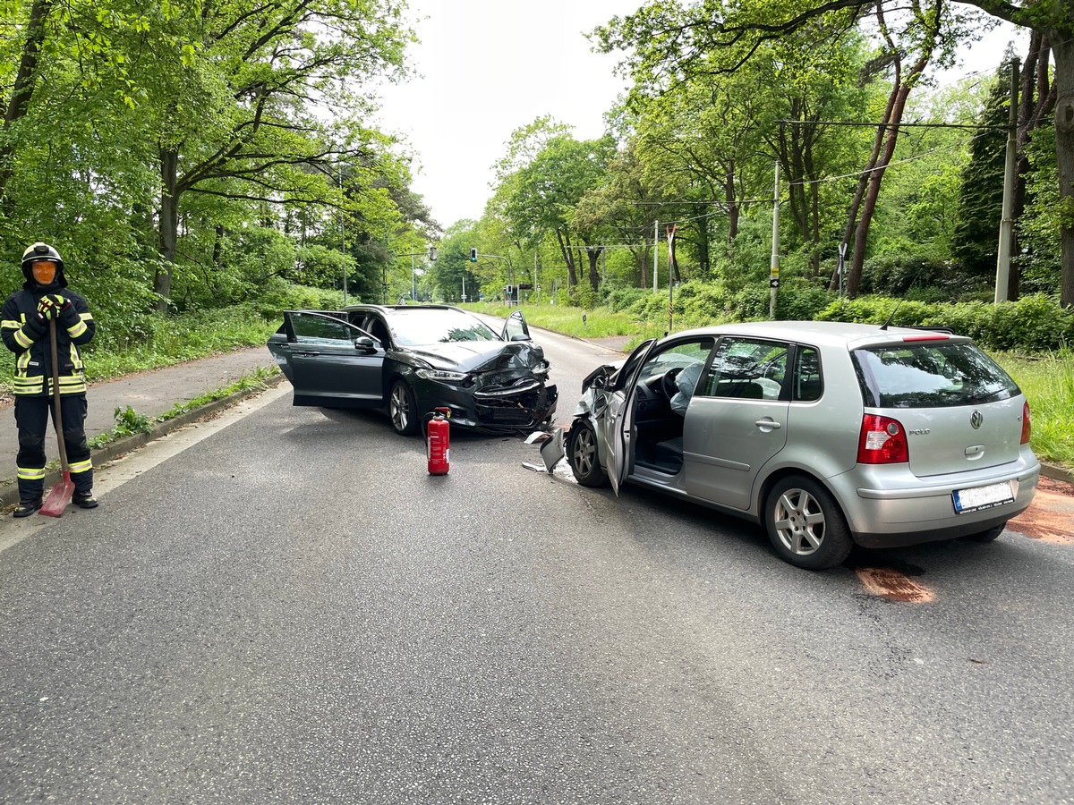 FW-MH: Frontal-Unfall zwischen zwei Fahrzeugen - erhöhtes Einsatzaufkommen am Sonntag