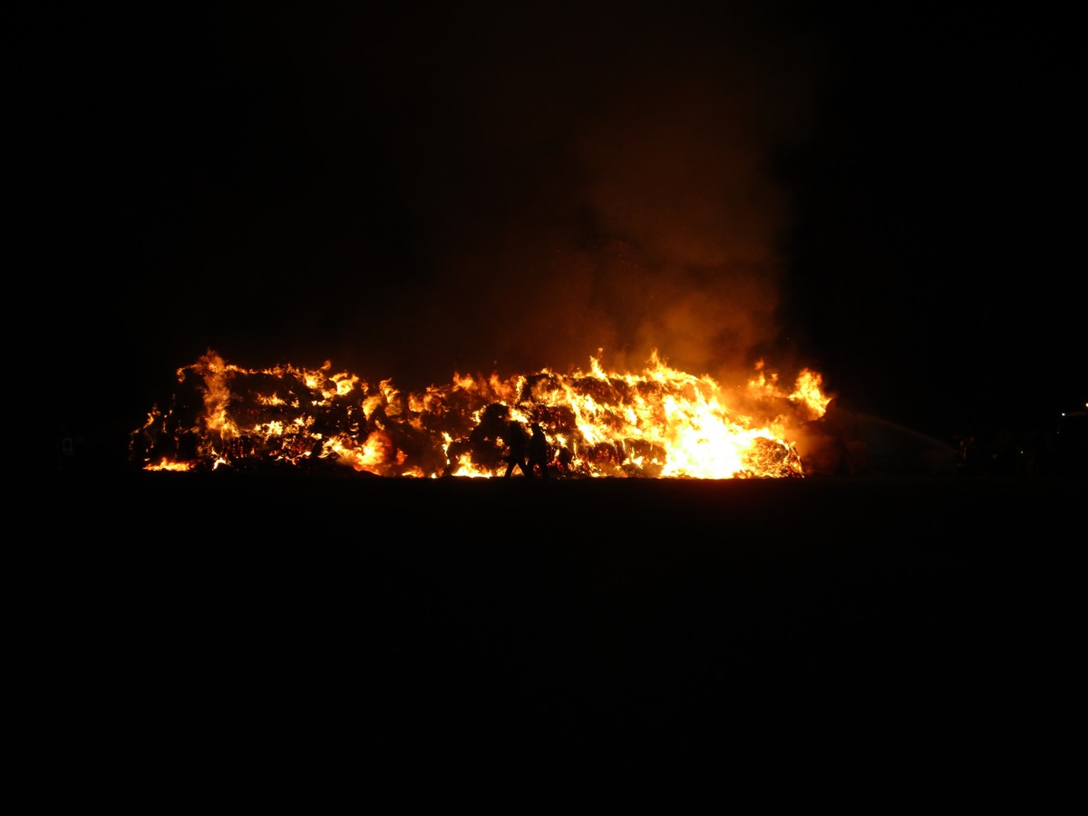 POL-UN: Fröndenberg - 300 Strohballen in Flammen: Polizei geht von Brandstiftung aus