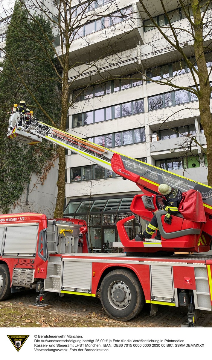 FW-M: Brennendes Weihnachtsgesteck im Hochhaus (Milbertshofen)