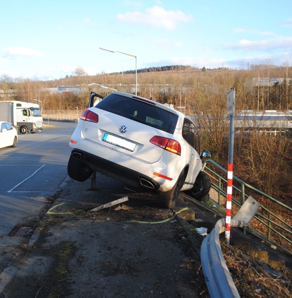 POL-SI: 21-Jähriger verursacht mehrere Verkehrsunfälle - Verdacht der Drogen- und Medikamenteneinnahme