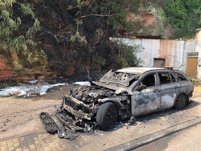 POL-PDTR: Vollbrand eines Taxis mit Übergreifen auf Teile des roten Felsens in Trier