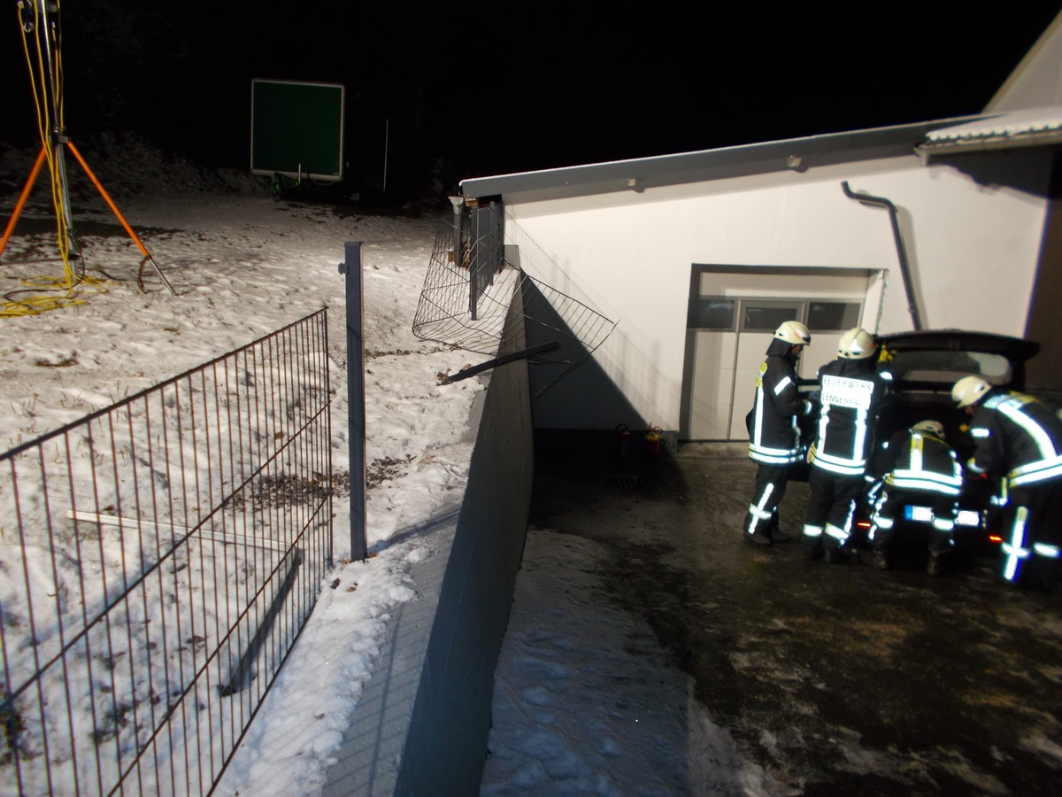 FW-OE: Verkehrsunfall und Brandeinsätze - Drei Einsätze innerhalb weniger Stunden sorgen für reichlich Arbeit der Feuerwehr Lennestadt