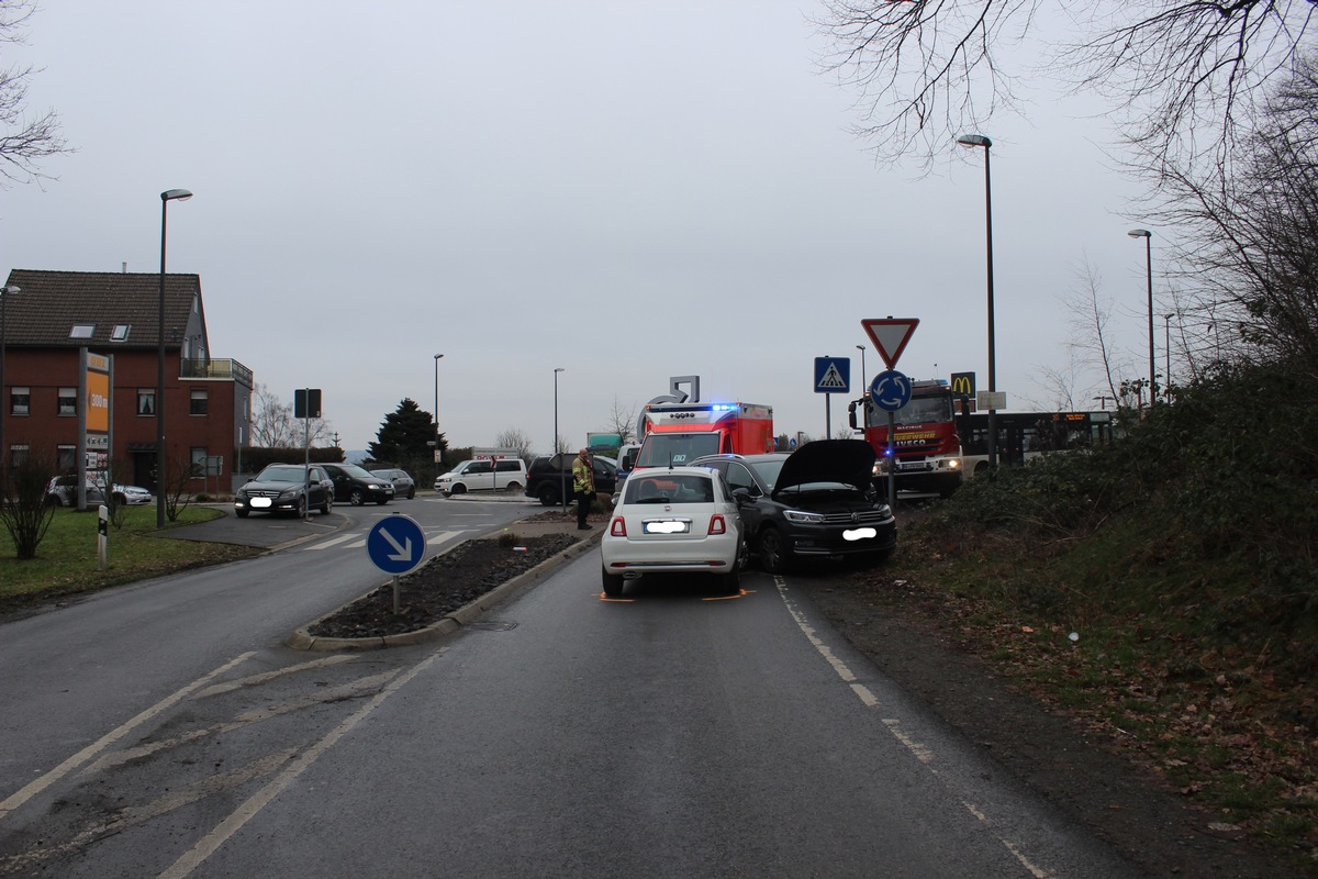 POL-RBK: Wermelskirchen - Frontalzusammenstoß im Kreisverkehr