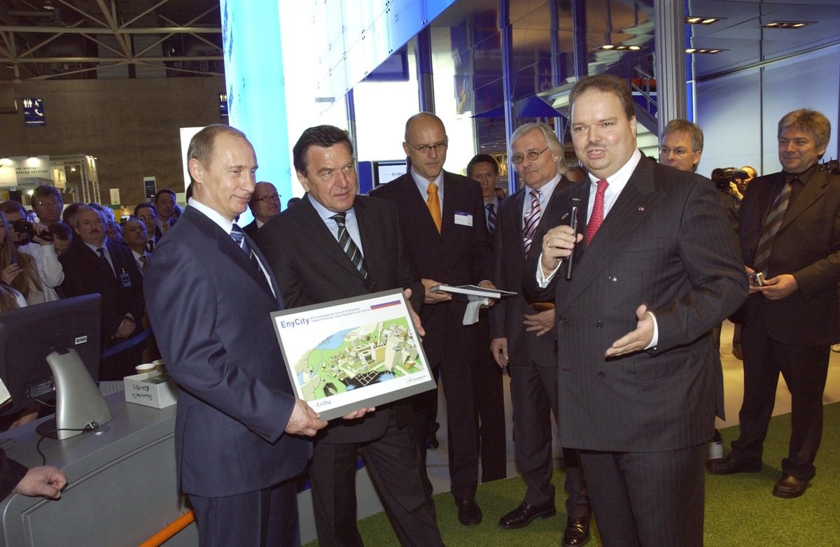 Hannover Messe: Claassen begrüßt Putin und Schröder am EnBW Stand