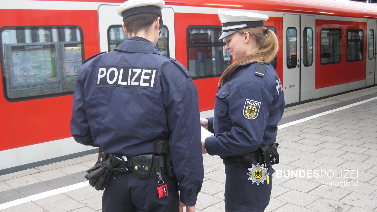 Bundespolizeidirektion München: Exhibitionist in der S-Bahn / 17-Jährige reagiert richtig