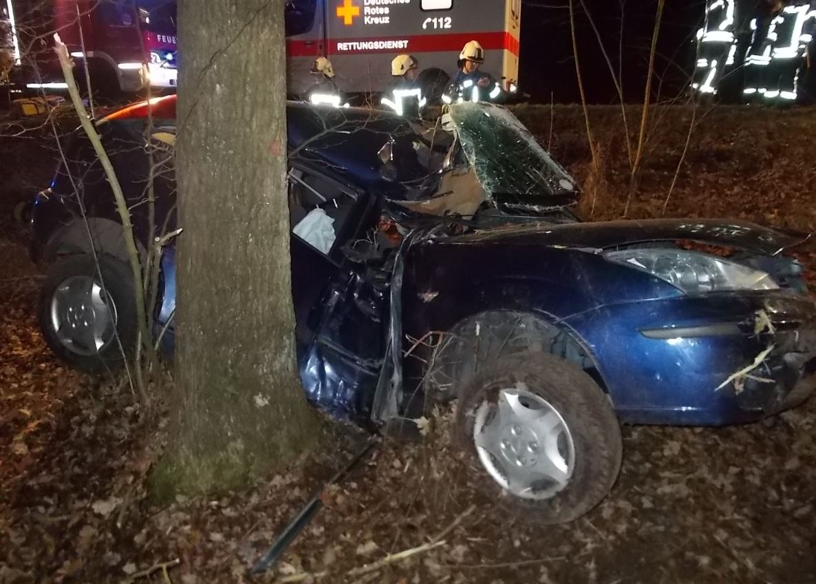 POL-PDLD: 20-jähriger prallt gegen Baum