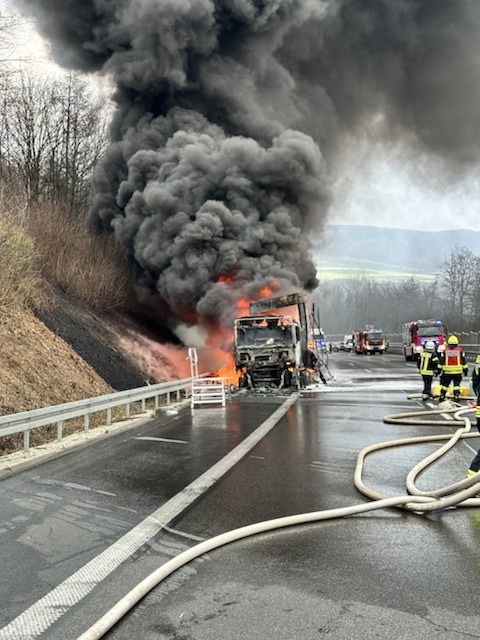 POL-GÖ: (120/2024) LKW auf A 7 gelöscht, noch immer Vollsperrung in Richtung Kassel - Stau und zähfließender Verkehr bis Rastanlage Göttingen