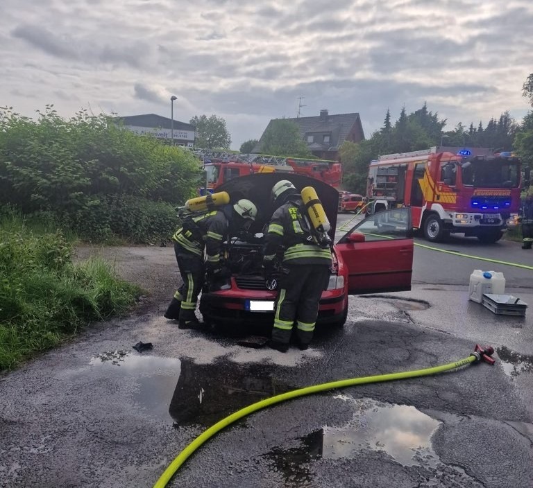 FW-EN: Brennender PKW in Grundschöttel