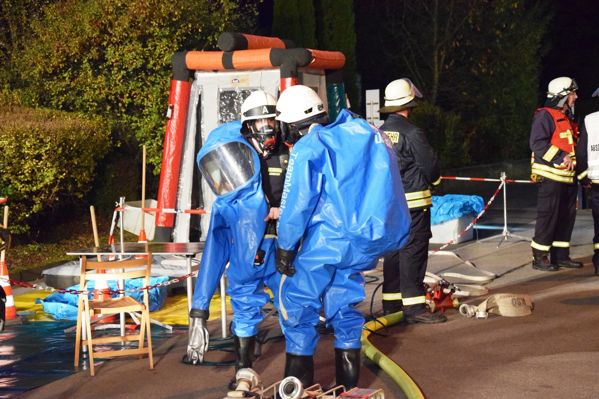 FW-OE: Feuerwehr übt den Umgang mit Gefahrgut - Menschenrettung und Brandbekämpfung auf Firmengelände