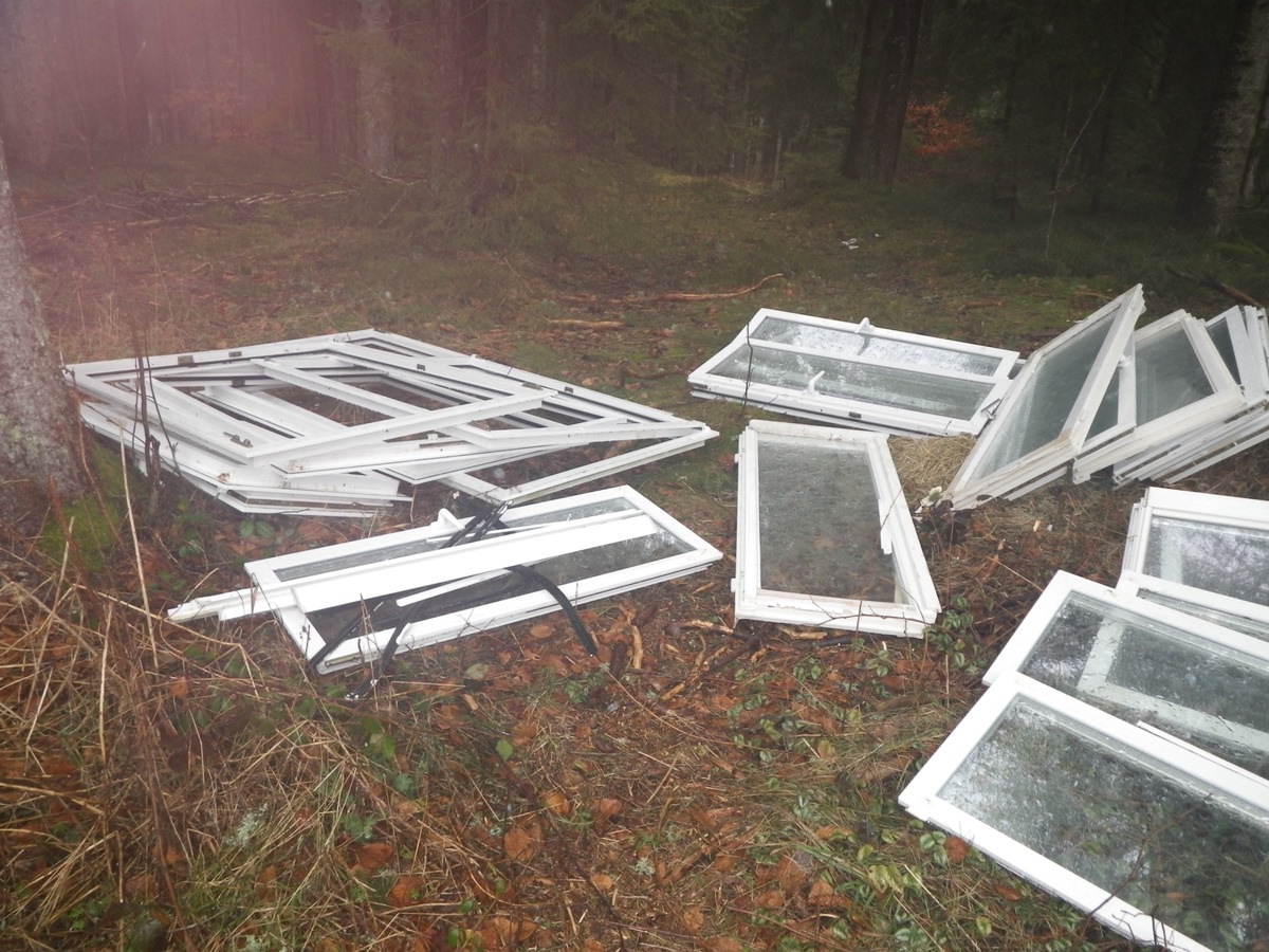 POL-KN: VS (Triberg) - Unbekannter entsorgt alte Fenster im Wald