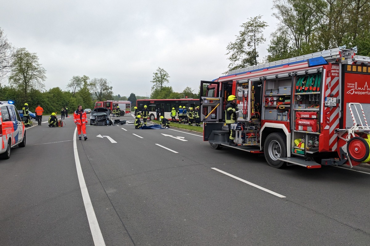 FW Wipperfürth: Einsatz | Verkehrsunfall, eingeklemmte Person [TH2] / Einsatz | PKW-Brand [B1]