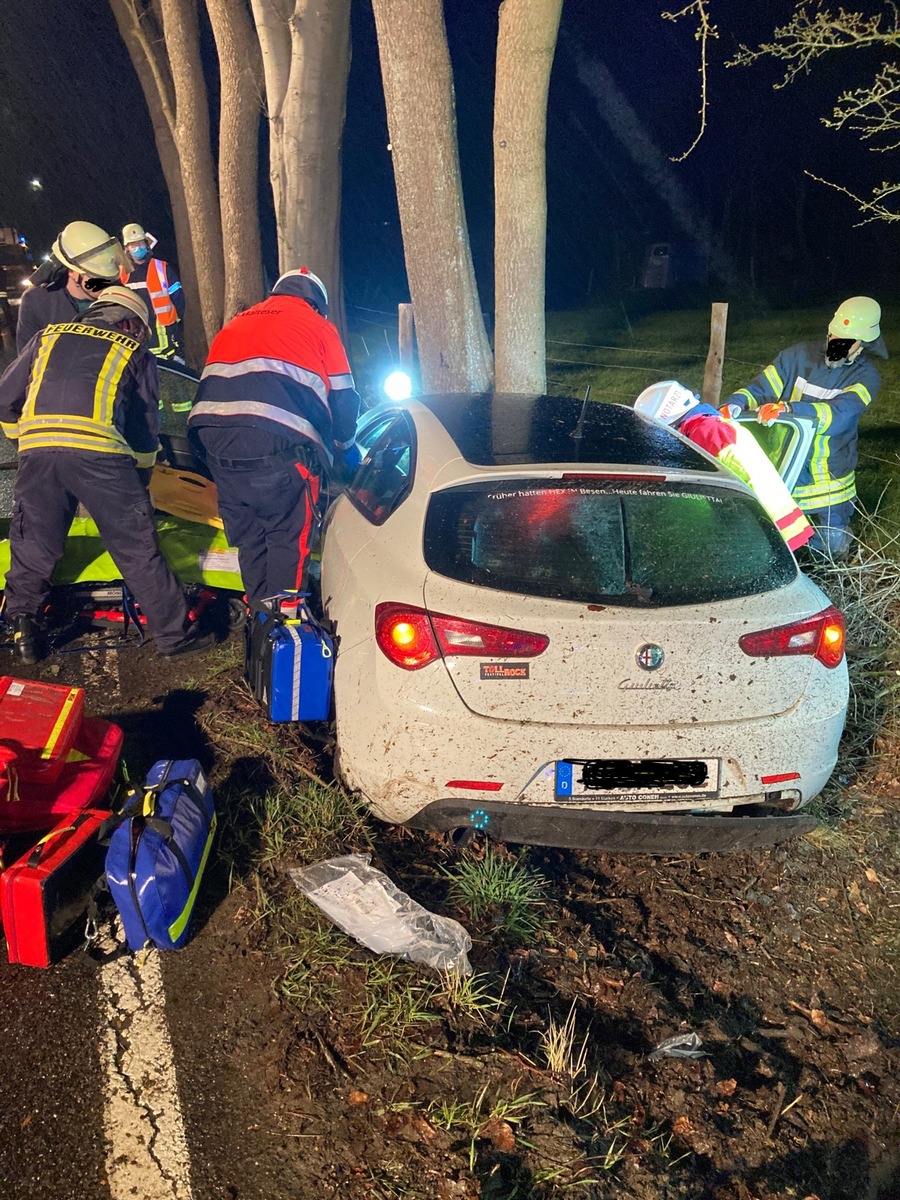 POL-AC: Pkw fährt gegen Baum