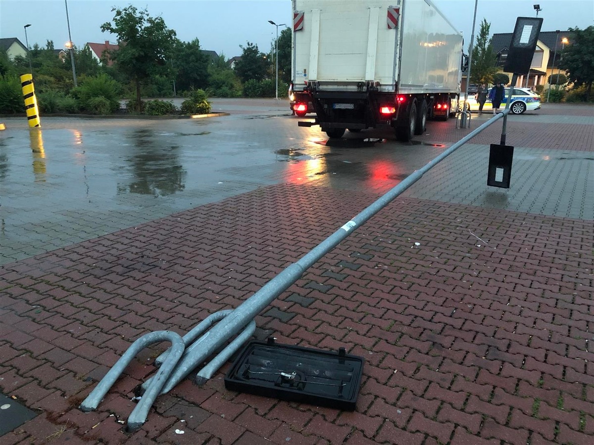 POL-PDWO: Alsheim - Fahrer stürzt nach Unfall betrunken aus LKW