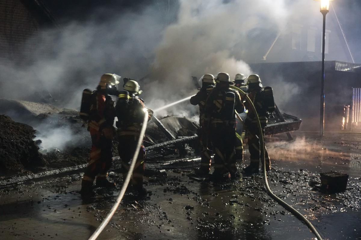 FW Norderstedt: Silvesterbilanz der Feuerwehr Norderstedt - Zunächst ruhiger Jahreswechsel, dann Großbrand