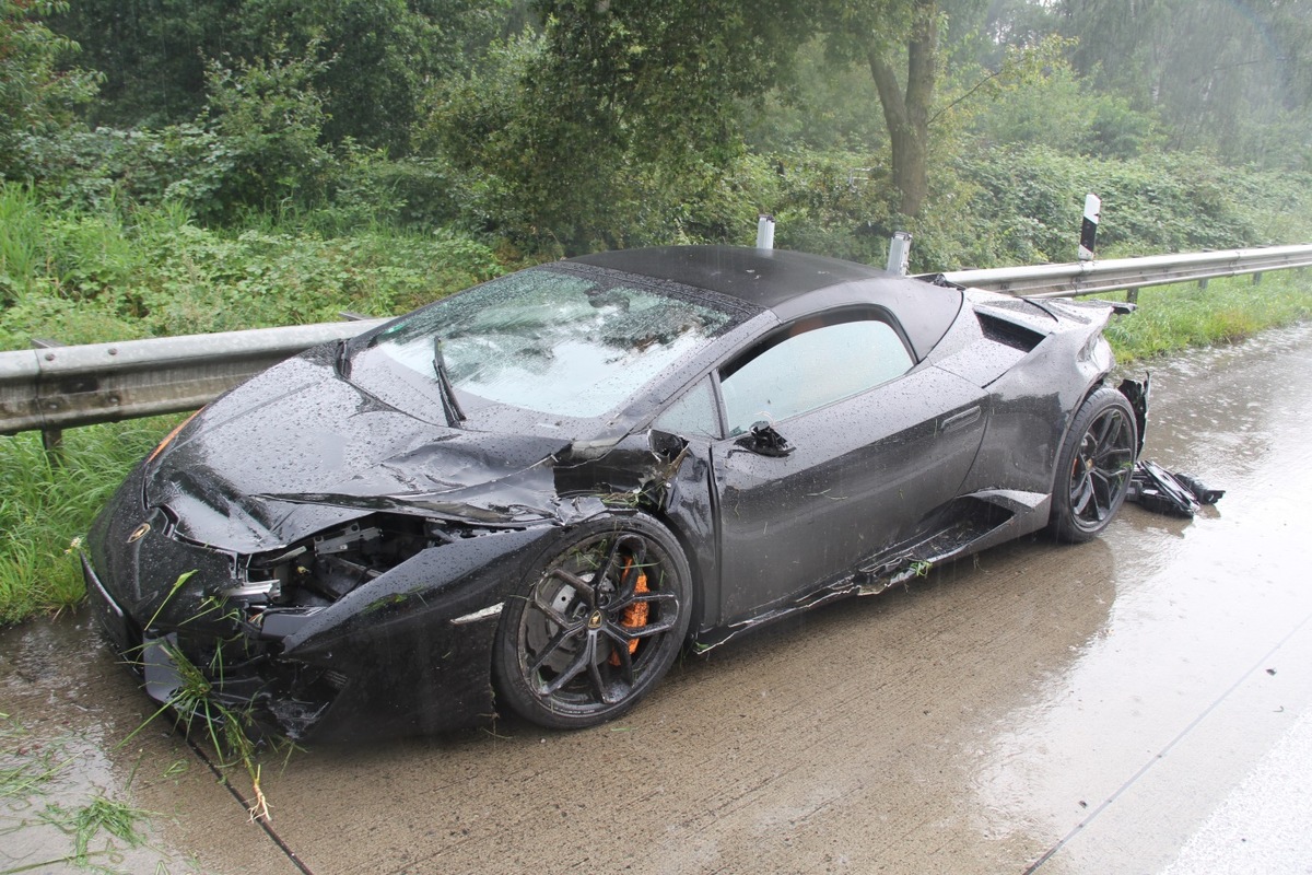 POL-HB: Nr.: 0475 --Lamborghini Fahrer verliert die Kontrolle--