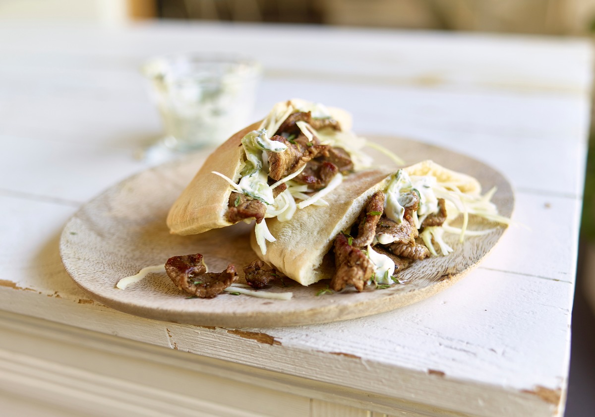 Lamm. Einfach Lecker Los Frühlingsrezept: Pitas mit Lammfleisch und Tzatziki gefüllt