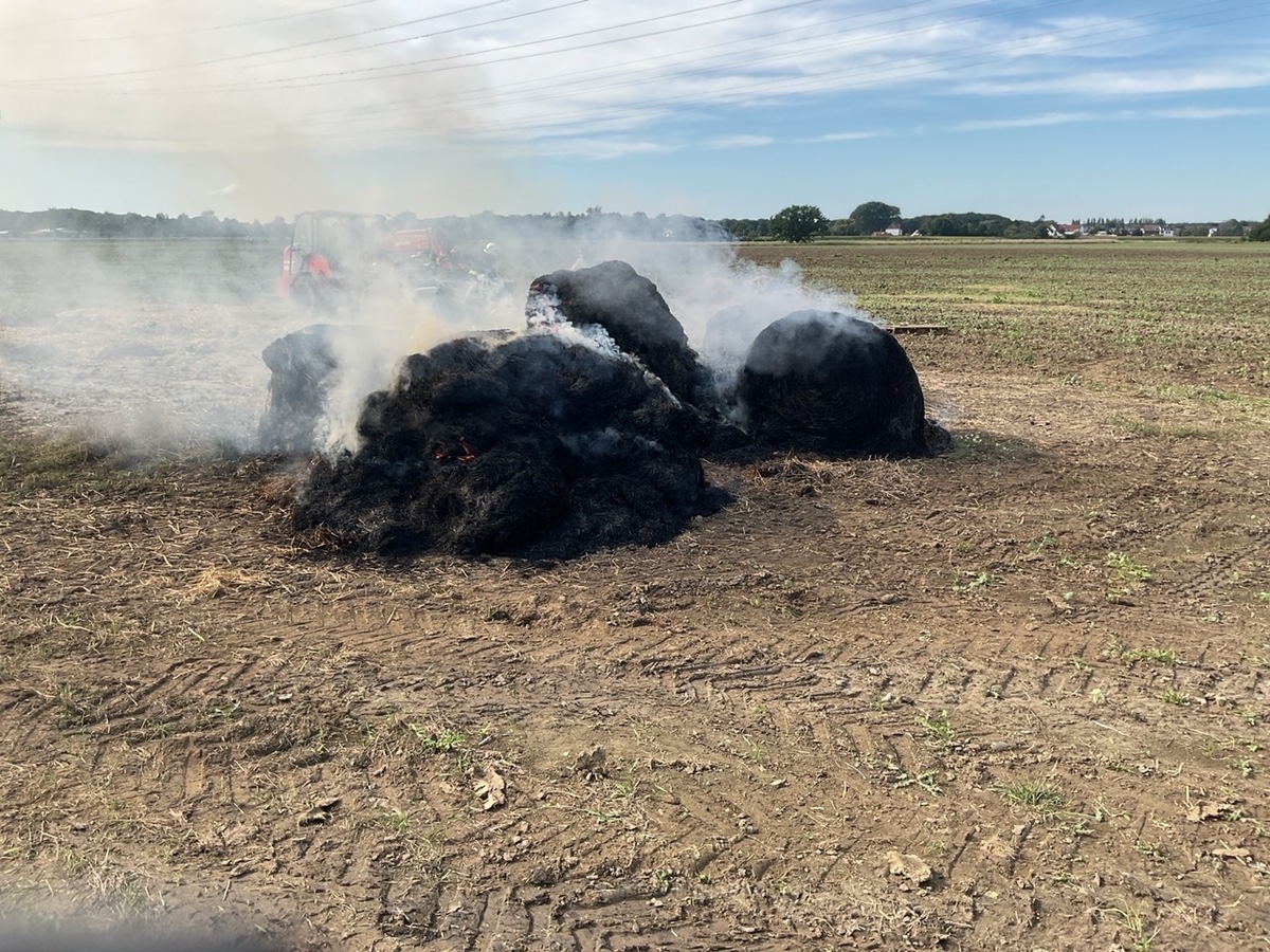 FW-DO: Feuer in Dortmund-Asseln Brand mehrerer Strohballen auf einem Feld