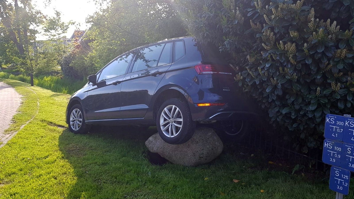 POL-STD: Unbekannte dringen in Horneburger Rathaus ein und bauen mit entwendetem Gemeindeauto Unfall, Motorroller in Freiburg entwendet, Einbrecher in Buxtehuder auf frischer Tat festgenommen