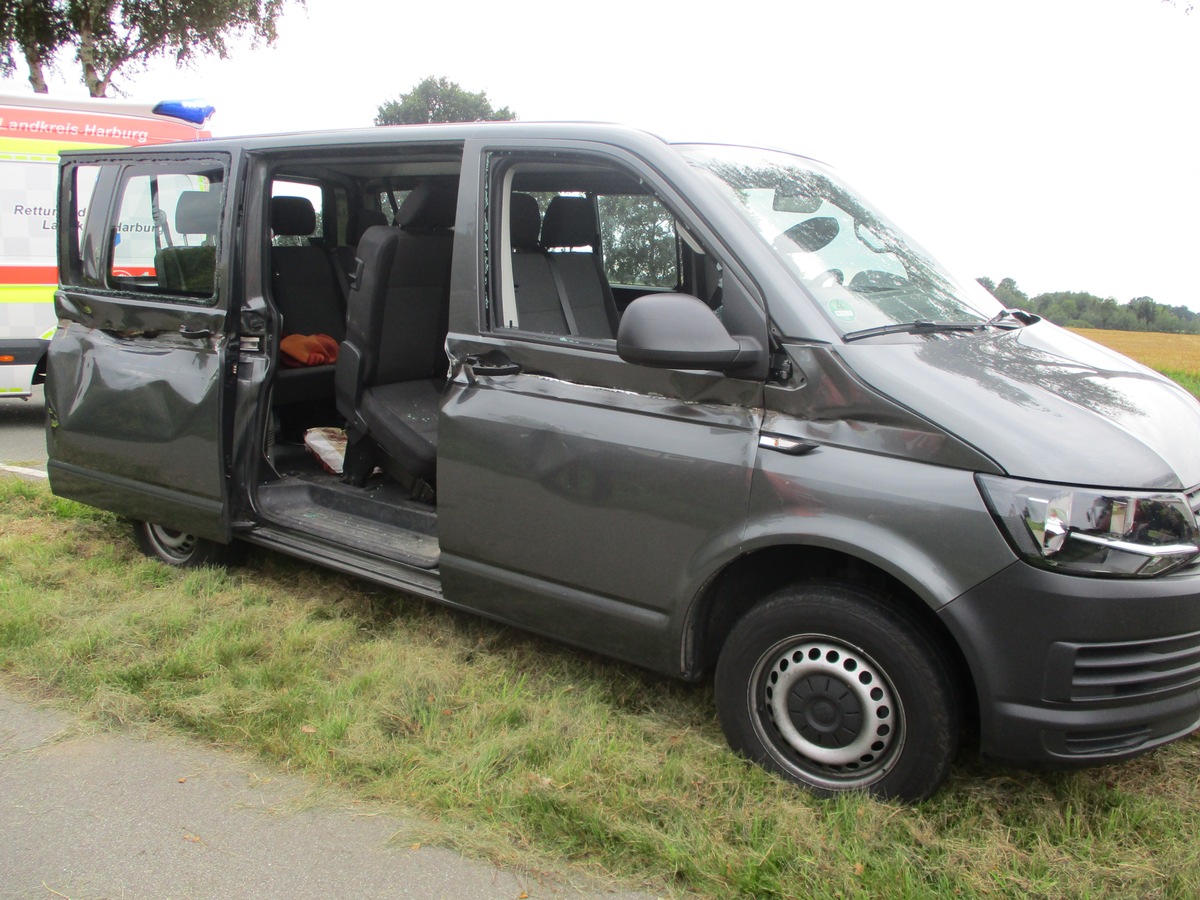 POL-WL: VW-Bus mit Traktorschaufel aufgerissen ++ Tostedt - PKW vom Privatgrundstück gestohlen ++ Tespe/Bütlingen - Einstieg durch das Badezimmer