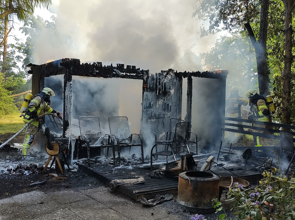 FW Lage: Feuer 3 / Brennt Gartenhütte - 18.05.2022 - 10:19 Uhr