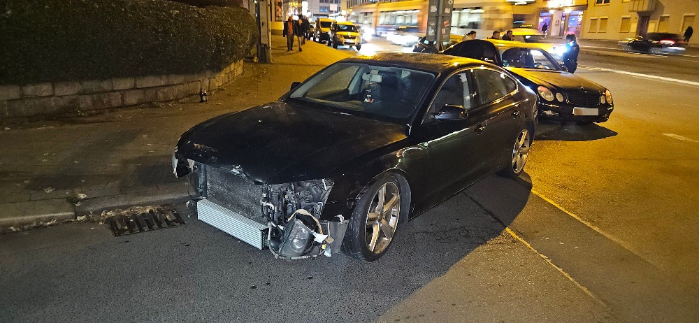 POL-KS: Nach Unfall mit hohem Schaden: Audi A5 mit gestohlenen Kennzeichen zurückgelassen; Zeugen in Innenstadt gesucht