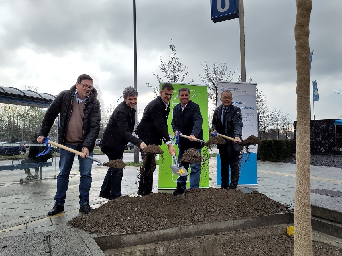 Weltwassertag: Verbändekooperation und Bauminister pflanzen Klimabaum zur Stärkung der Schwammstadt