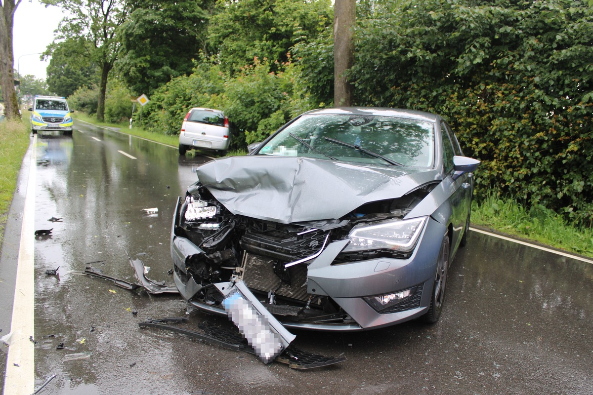 POL-RBK: Wermelskirchen - Zwei Verletzte bei Verkehrsunfall im Begegnungsverkehr