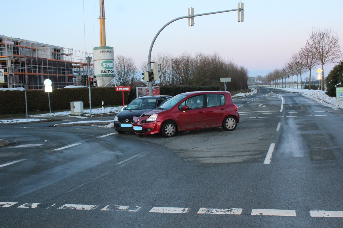 POL-NI: Verkehrsunfall zwischen zwei Pkw auf der Ortsumgehung Steyerberg. Eine Frau leicht verletzt.