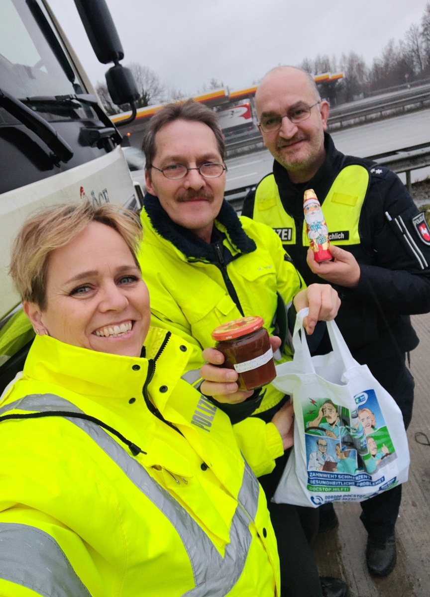 POL-WL: Fernfahrerstammtisch der Polizeidirektion Lüneburg überrascht Lkw-Fahrer zu Weihnachten