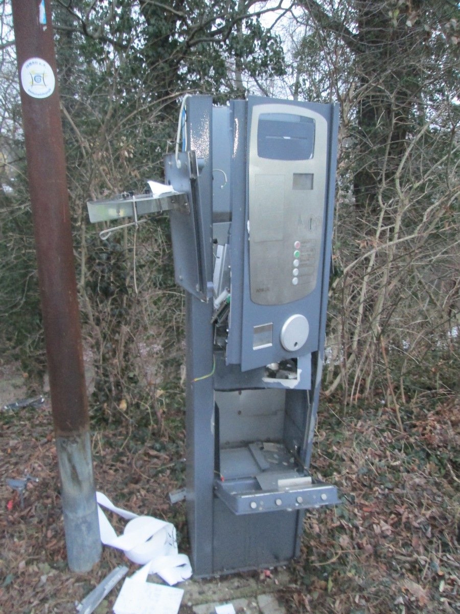 POL-HI: Parkscheinautomat gesprengt -Zeugenaufruf-