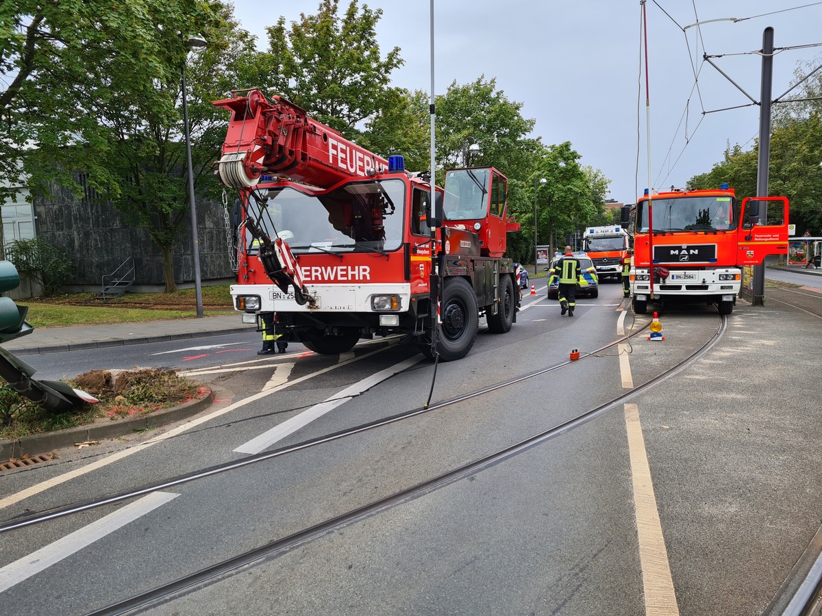 FW-BN: PKW prallt gegen Ampelmast - Dieser stürzt auf den Fahrdraht der Straßenbahn