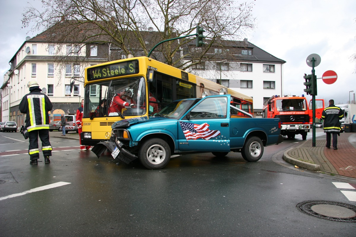 FW-E: Verkehrsunfall mit zwei PKW und Linienbus in Kray, eine Person leicht verletzt