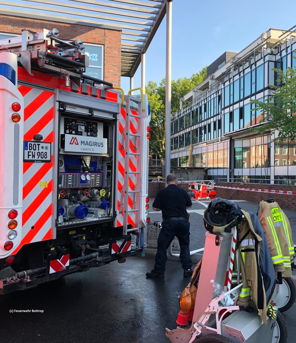 FW-BOT: Heißer Tag für die Feuerwehr Bottrop