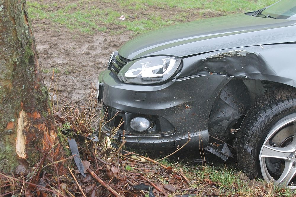 POL-OE: Unfallfahrer fährt vor einen Baum und flüchtet