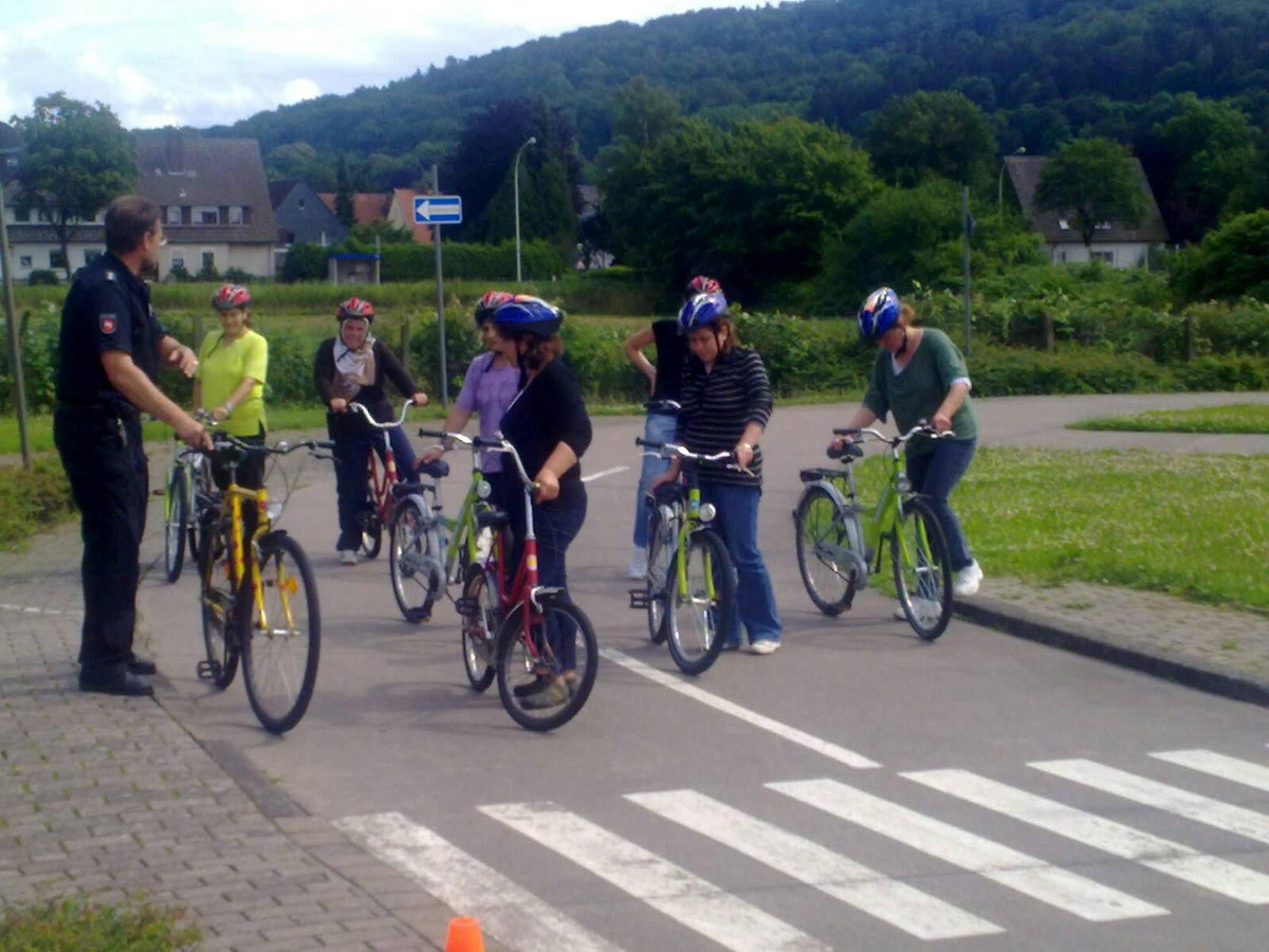 POL-HM: Die Hälfte ist um: Zweiter Fahrradkurs für Frauen aller Kulturen